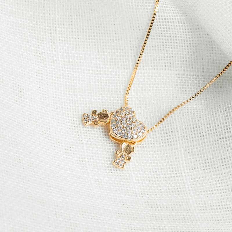 Colar com coração cravejado de meninas folheado a ouro 18k