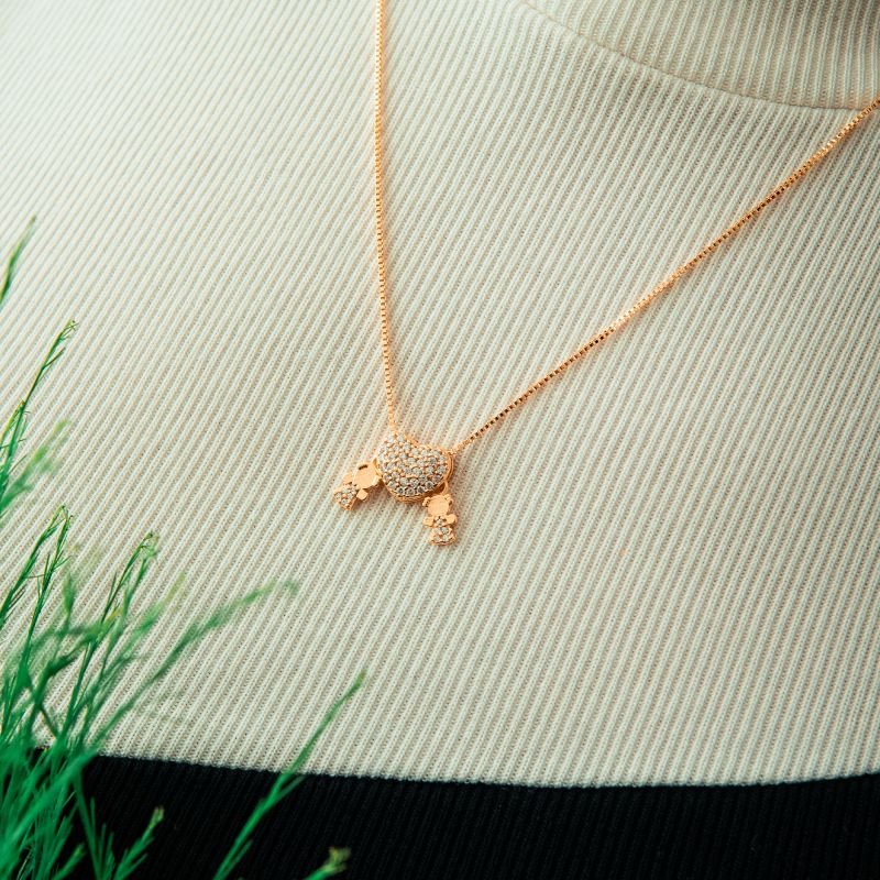 Colar com coração cravejado de meninas folheado a ouro 18k