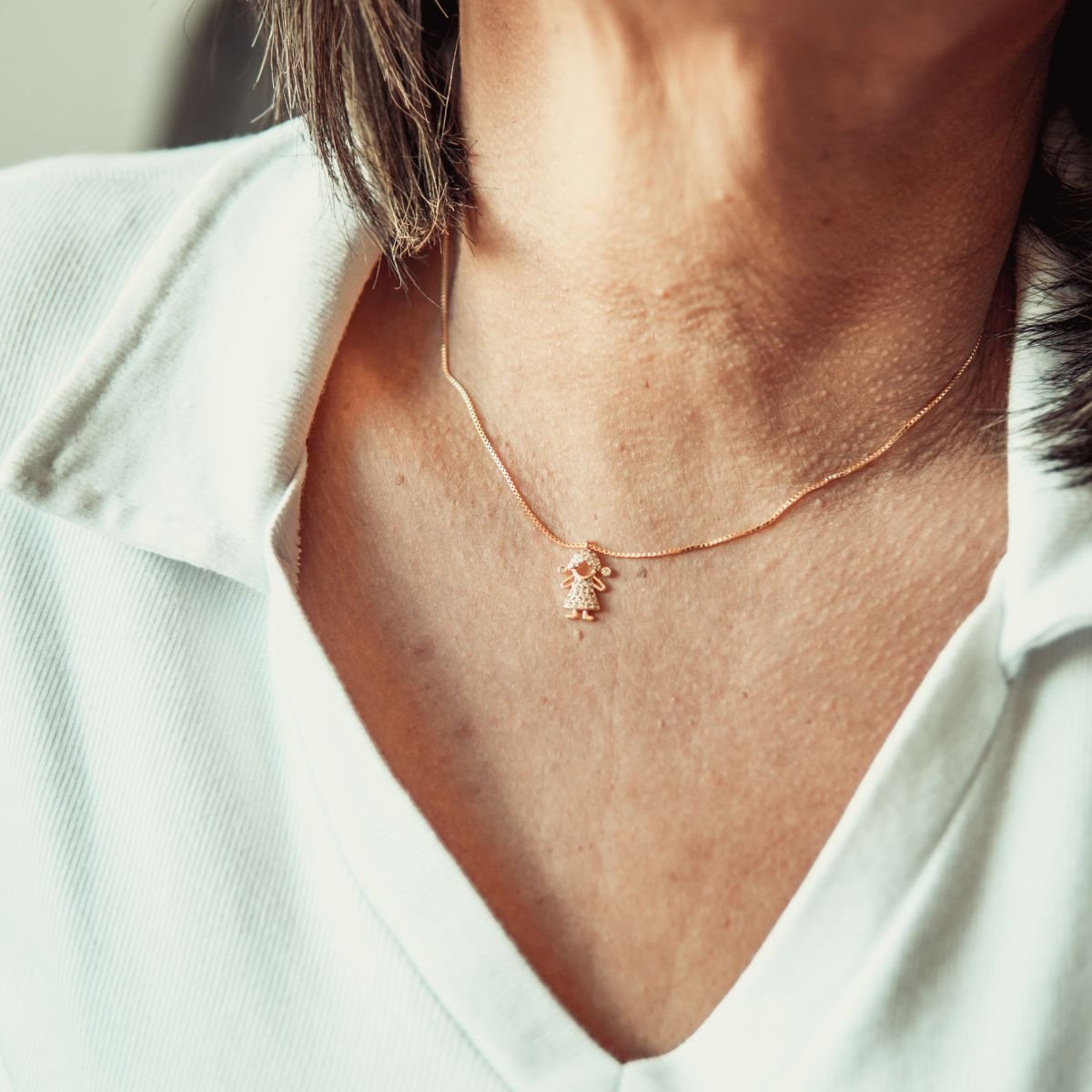 Colar com pingente de menina cravejado em zircônias brancas folheada a ouro 18k