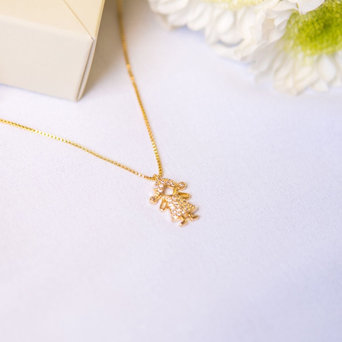 Colar com pingente de menina cravejado em zircônias brancas folheada a ouro 18k