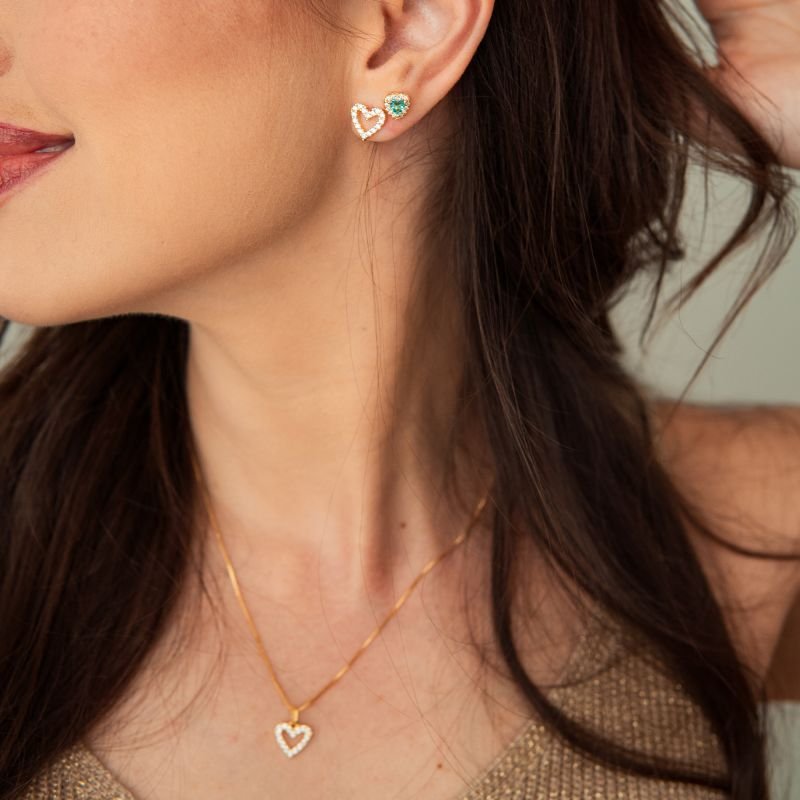 Colar coração cravejado em zircônia vazado folheada a ouro 18k