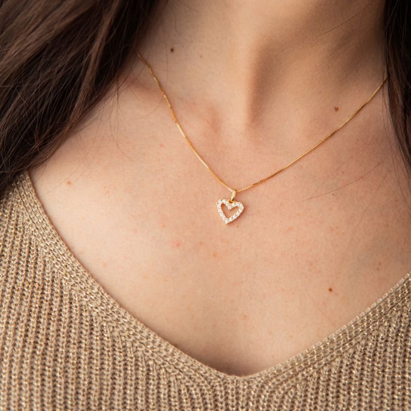 Colar coração cravejado vazado folheada a ouro 18k