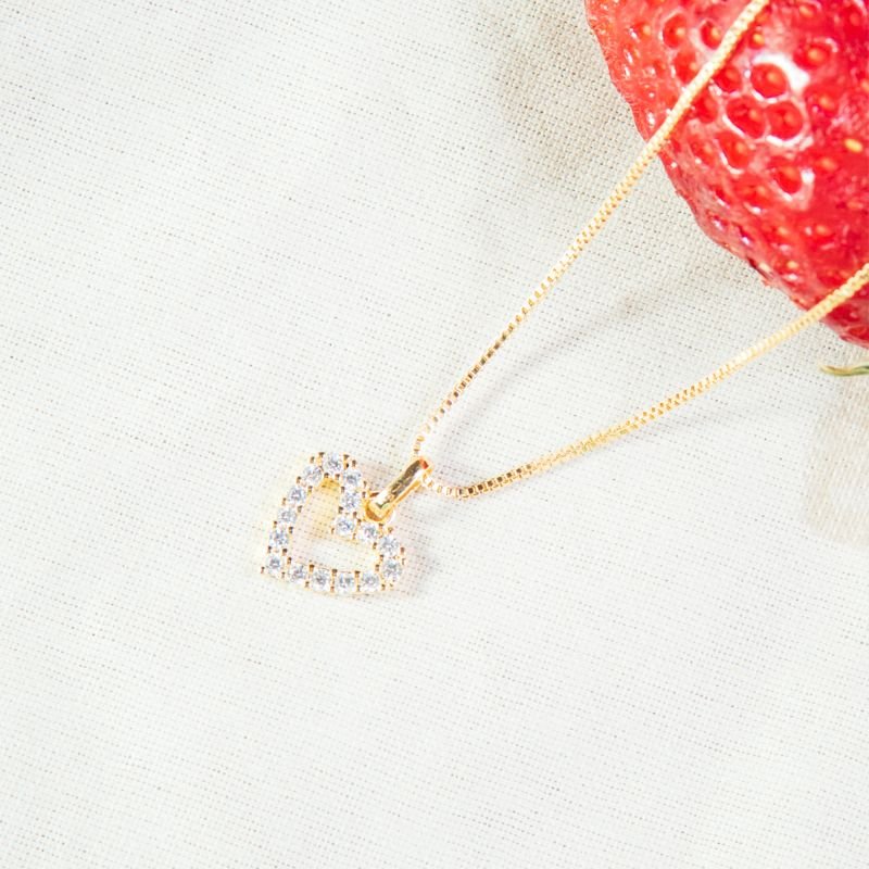 Colar coração cravejado em zircônia vazado folheada a ouro 18k