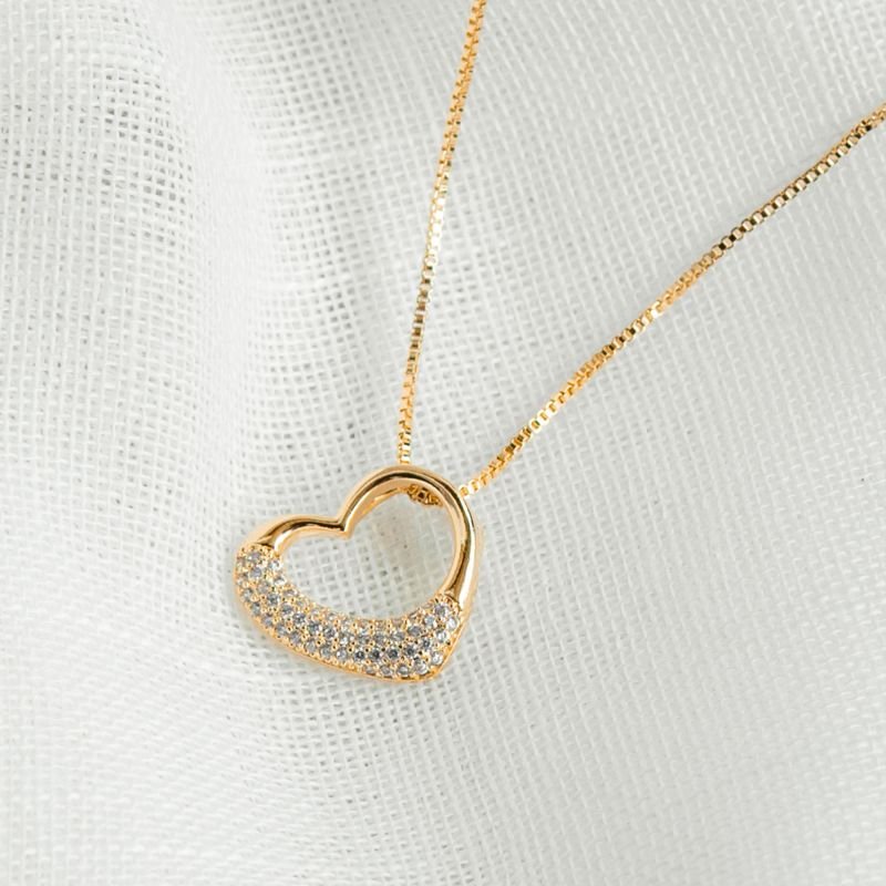 Colar coração metade cravejado folheado a ouro 18k