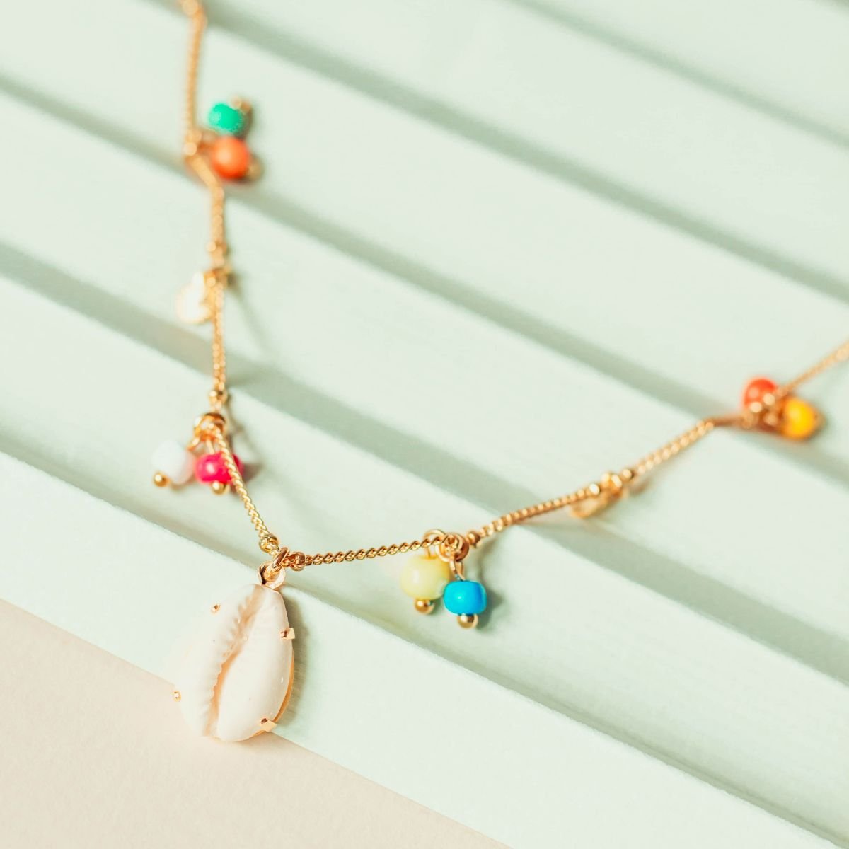 Colar de búzio em resina italiana e miçangas coloridas folheado a ouro 18k