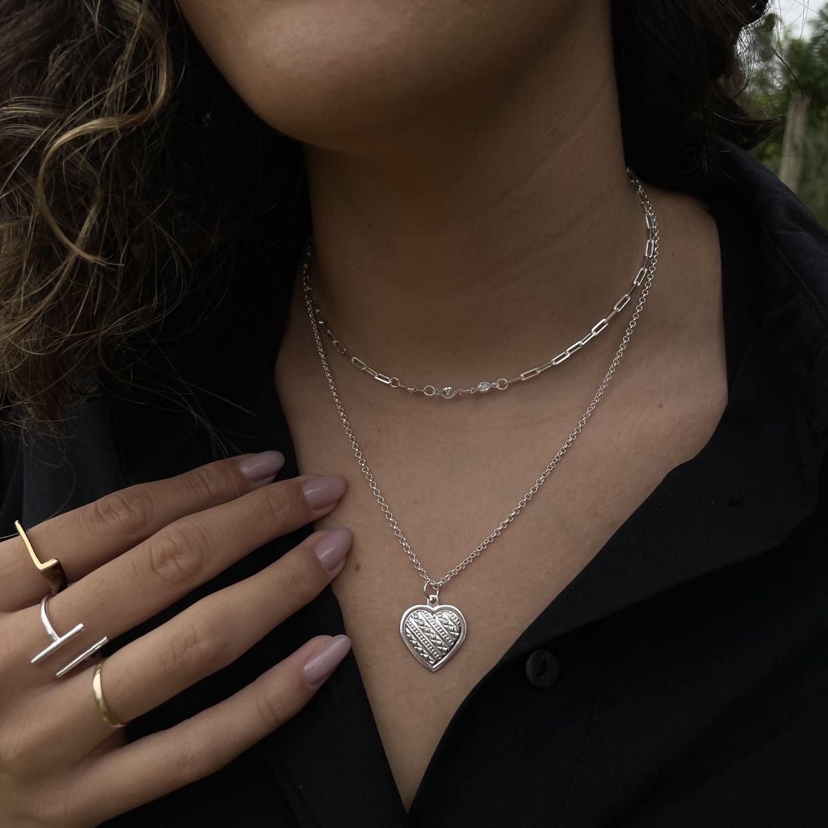 Colar de coração com detalhes diamantados folheado a prata