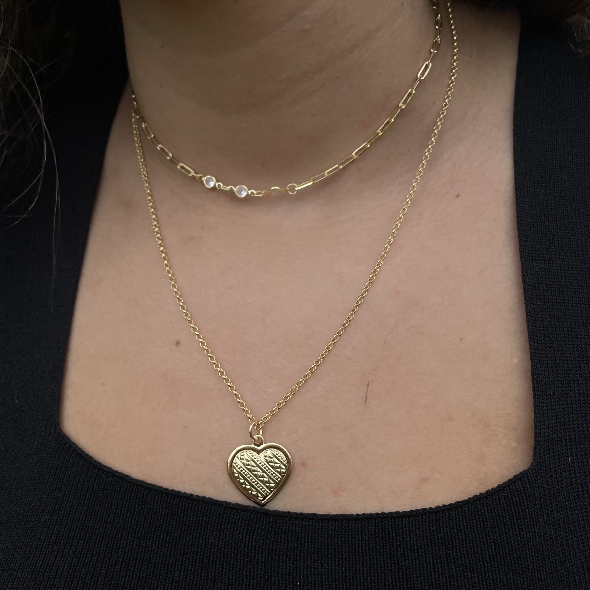 Colar de coração com detalhes diamantados folheado a ouro 18k