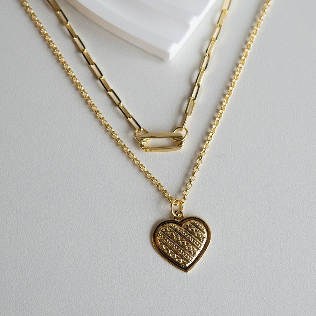Colar de coração com detalhes diamantados folheado a ouro 18k