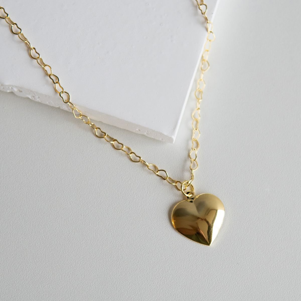 Colar de coração liso com corrente de mini corações folheado a ouro 18k