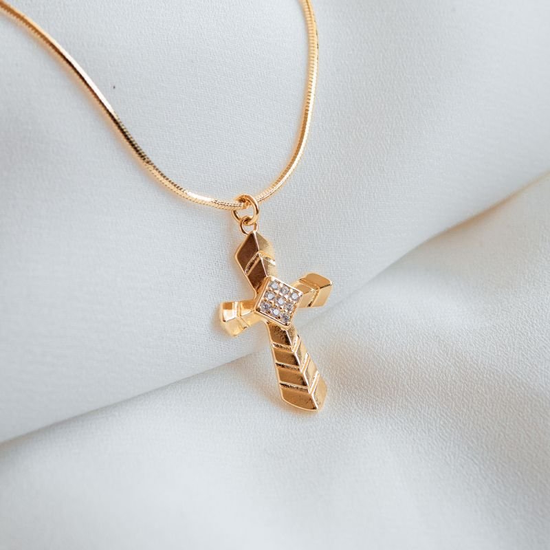 Colar de crucifixo com detalhes folheado a ouro 18k