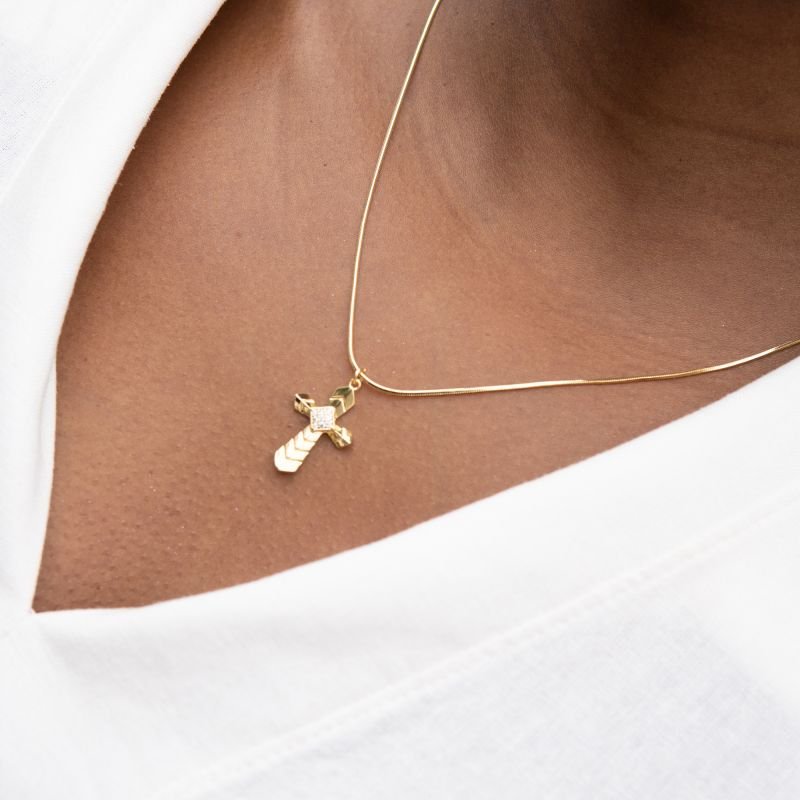 Colar de crucifixo com detalhes folheado a ouro 18k