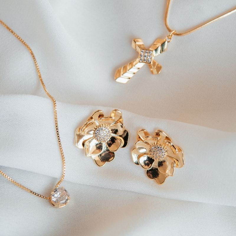 Colar de crucifixo com detalhes folheado a ouro 18k