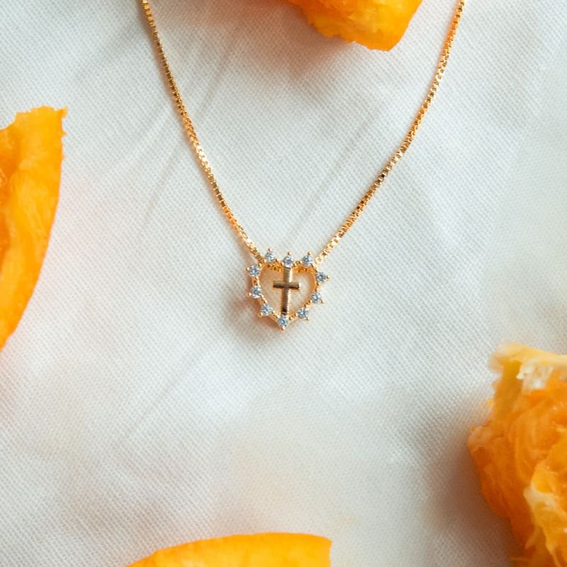 Colar de cruz com contorno e coração com pontos de luz folheado a ouro 18k