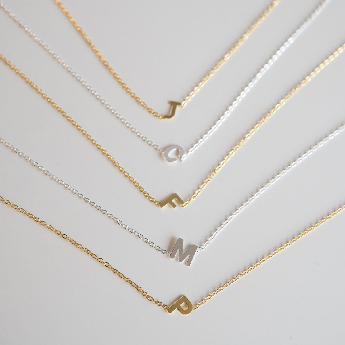Colar de letra lateral folheado a ouro 18k