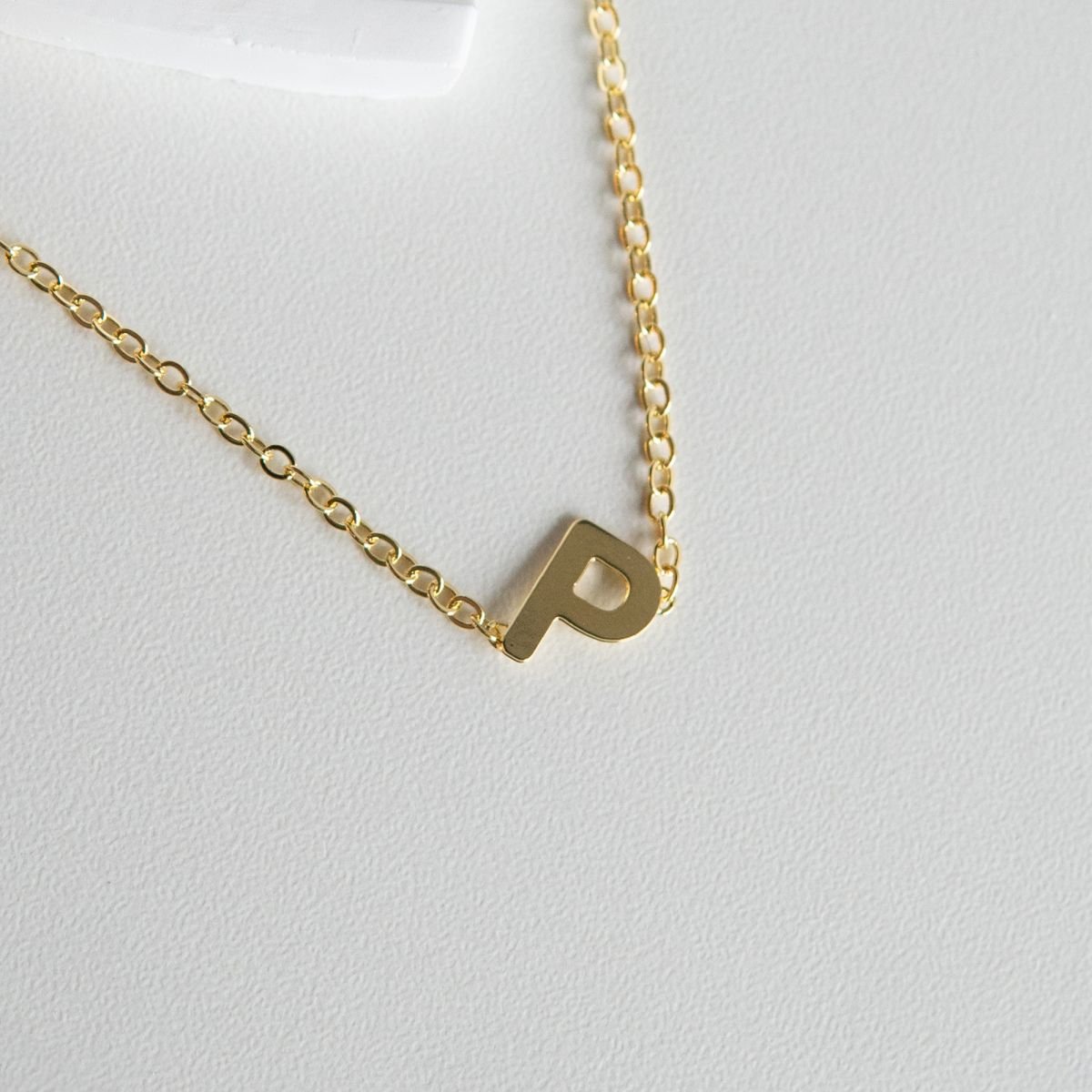 Colar de letra lateral folheado a ouro 18k