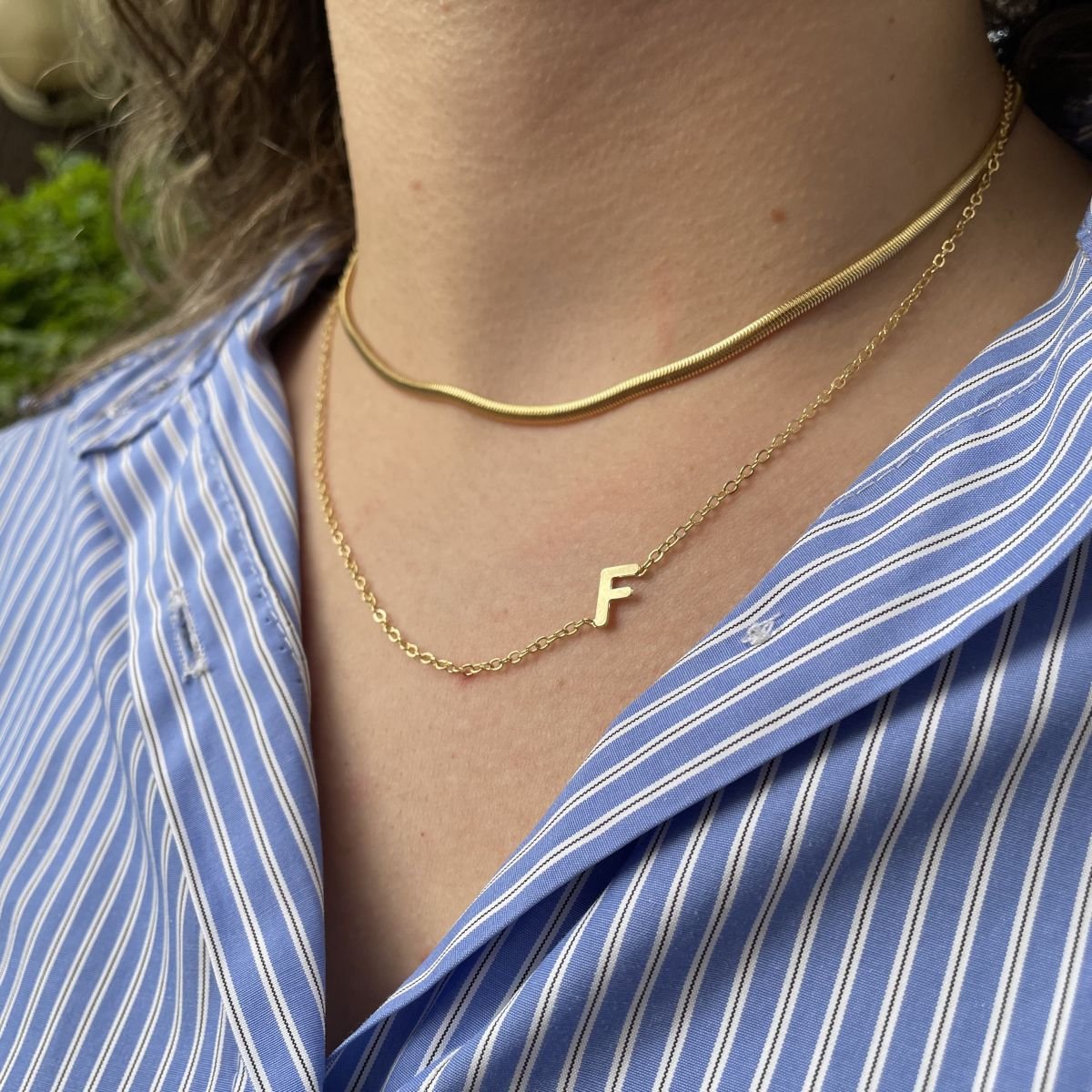Colar de letra lateral folheado a ouro 18k