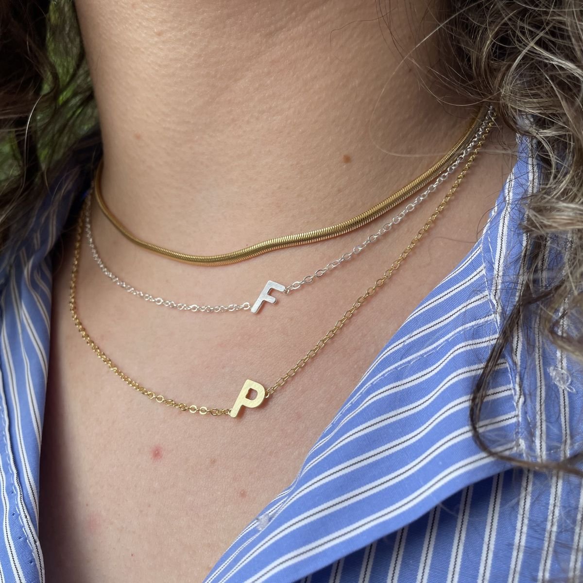 Colar de letra lateral folheado a ouro 18k