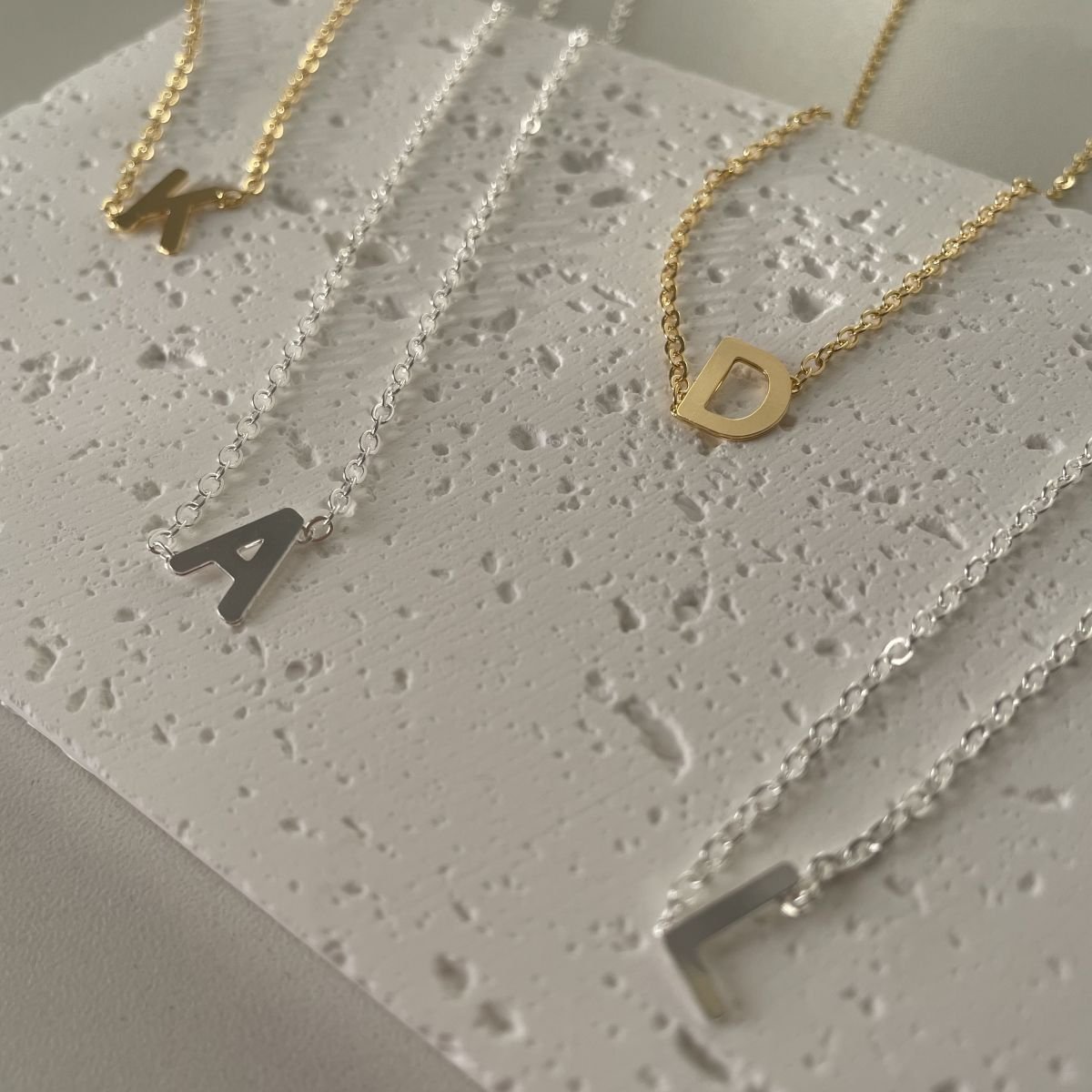 Colar de letra lateral folheado a ouro 18k