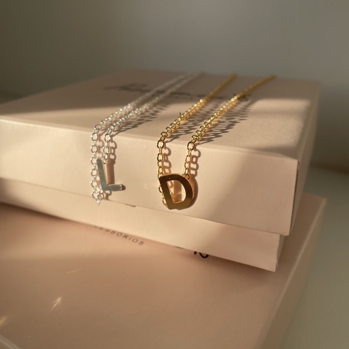 Colar de letra lateral folheado a ouro 18k