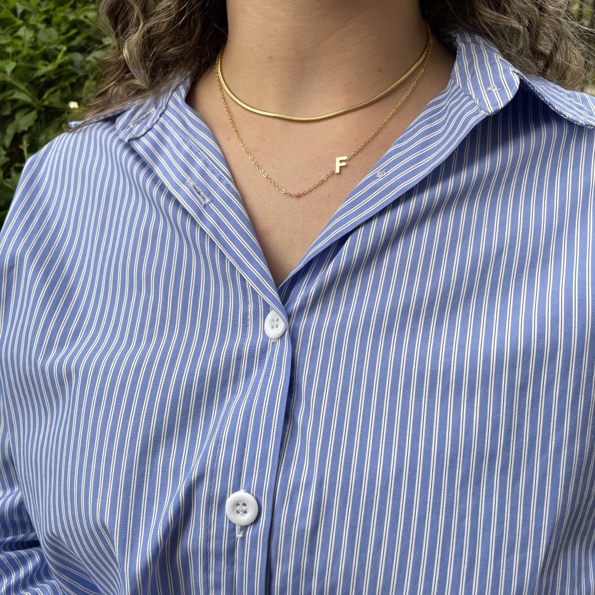 Colar de letra lateral folheado a ouro 18k