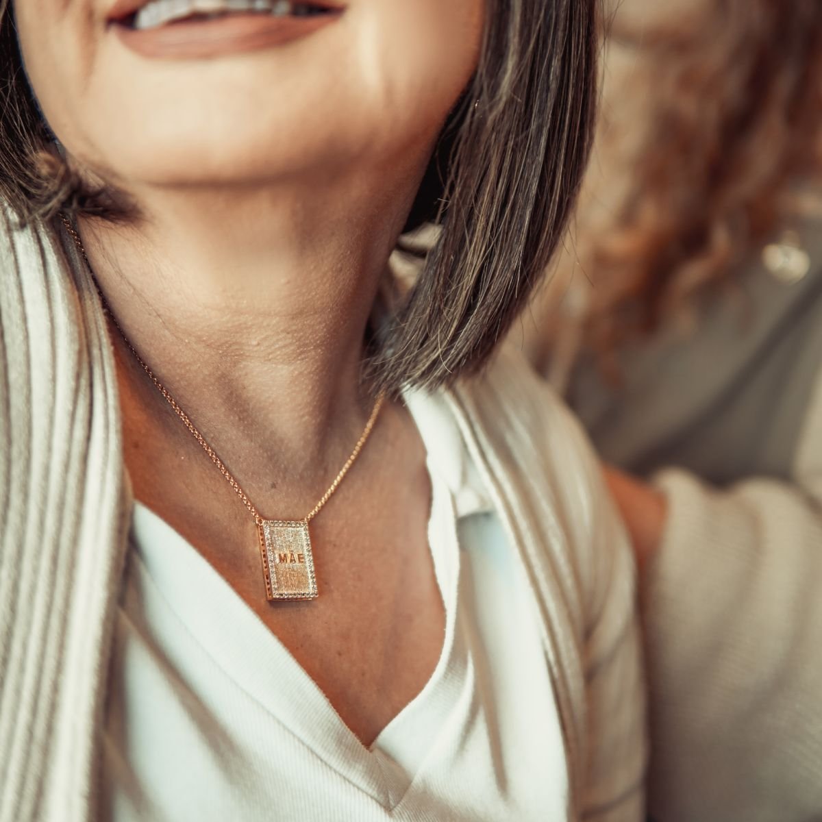 Colar de Medalha Escrito Mãe com zircônias folheado a ouro 18k