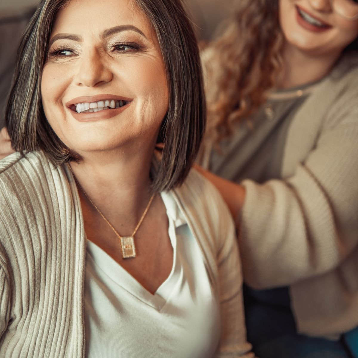 Colar de Medalha Escrito Mãe com zircônias folheado a ouro 18k