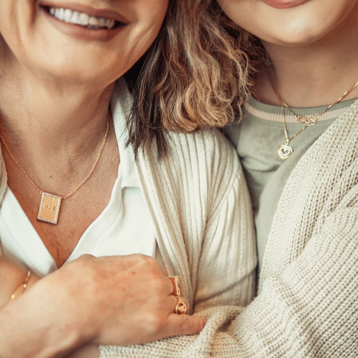 Colar de Medalha Escrito Mãe com zircônias folheado a ouro 18k