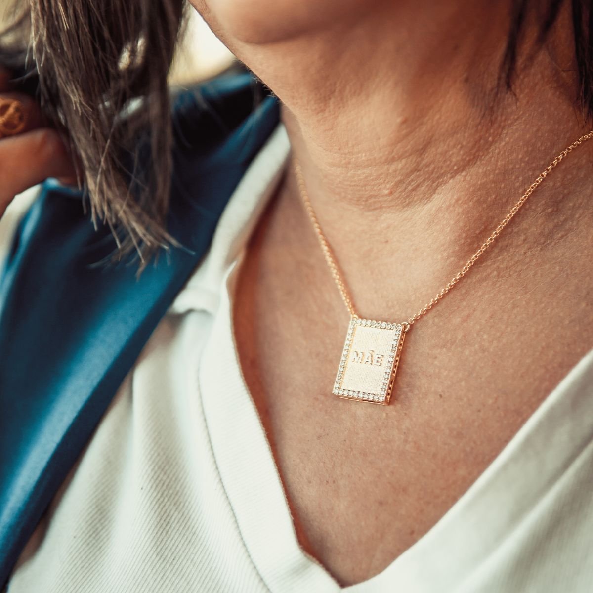 Colar de Medalha Escrito Mãe com zircônias folheado a ouro 18k