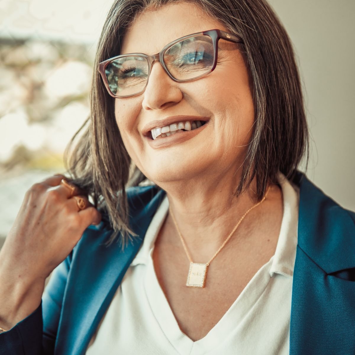 Colar de Medalha Escrito Mãe com zircônias folheado a ouro 18k