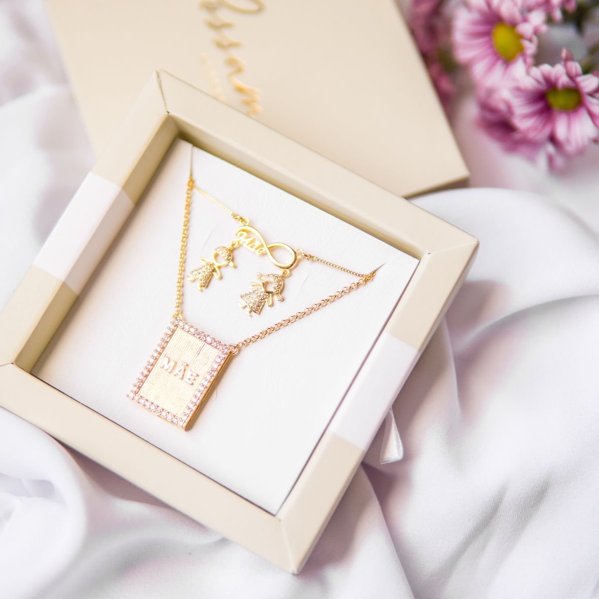 Colar de Medalha Escrito Mãe com zircônias folheado a ouro 18k