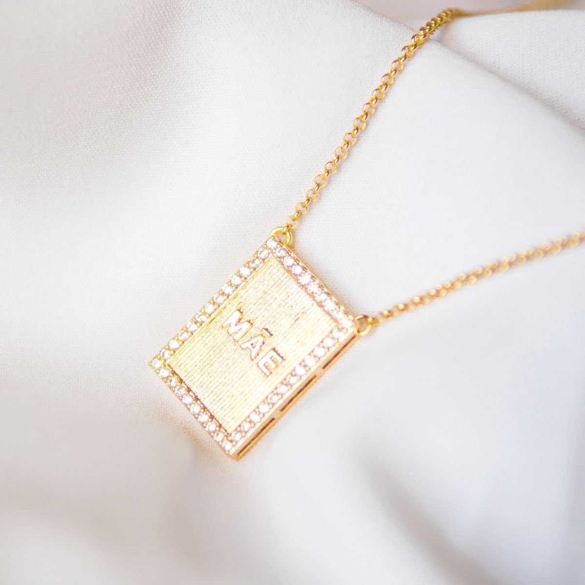 Colar de Medalha Escrito Mãe com zircônias folheado a ouro 18k