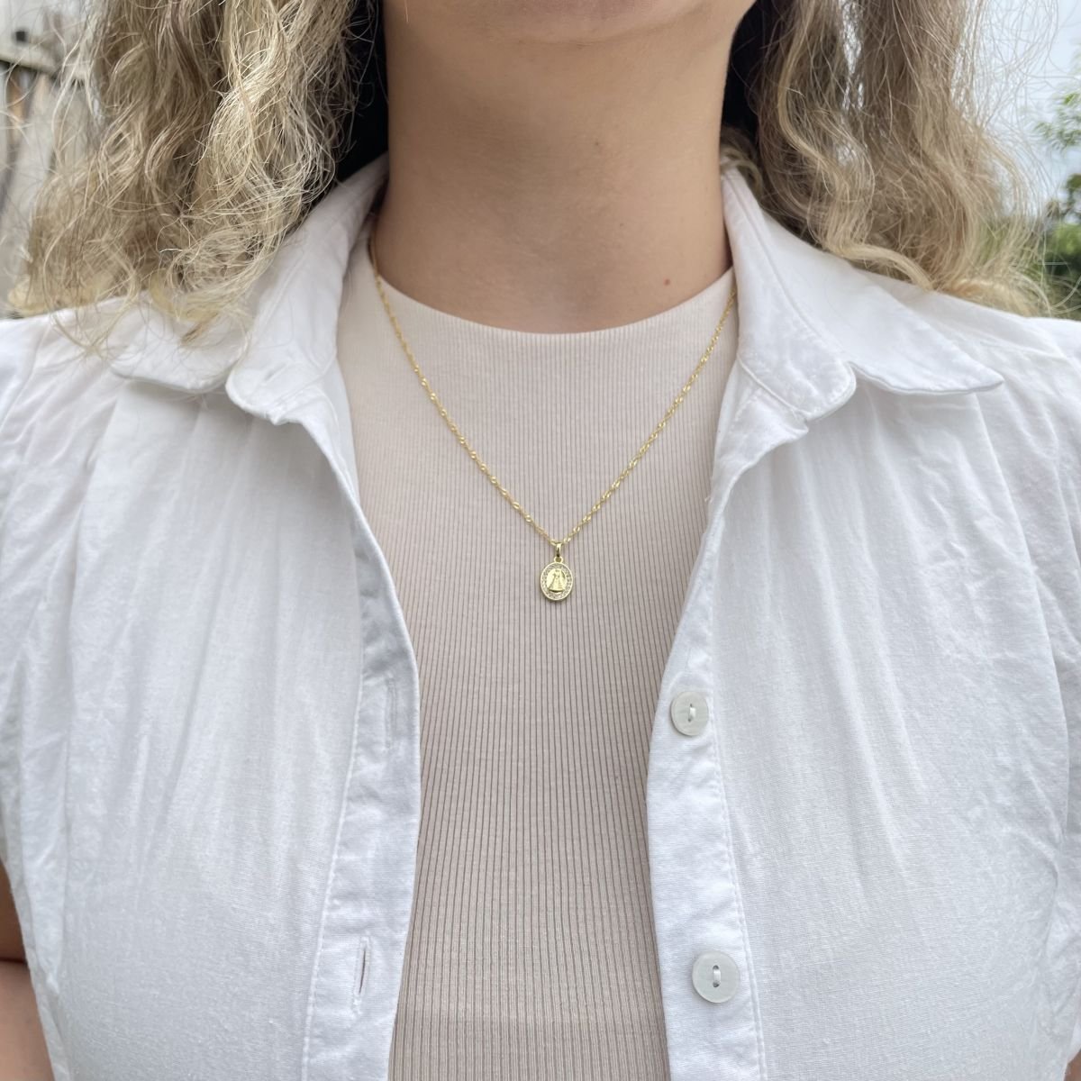 Colar de Nossa Senhora cravejado em zircônias brancas folheado a ouro 18k