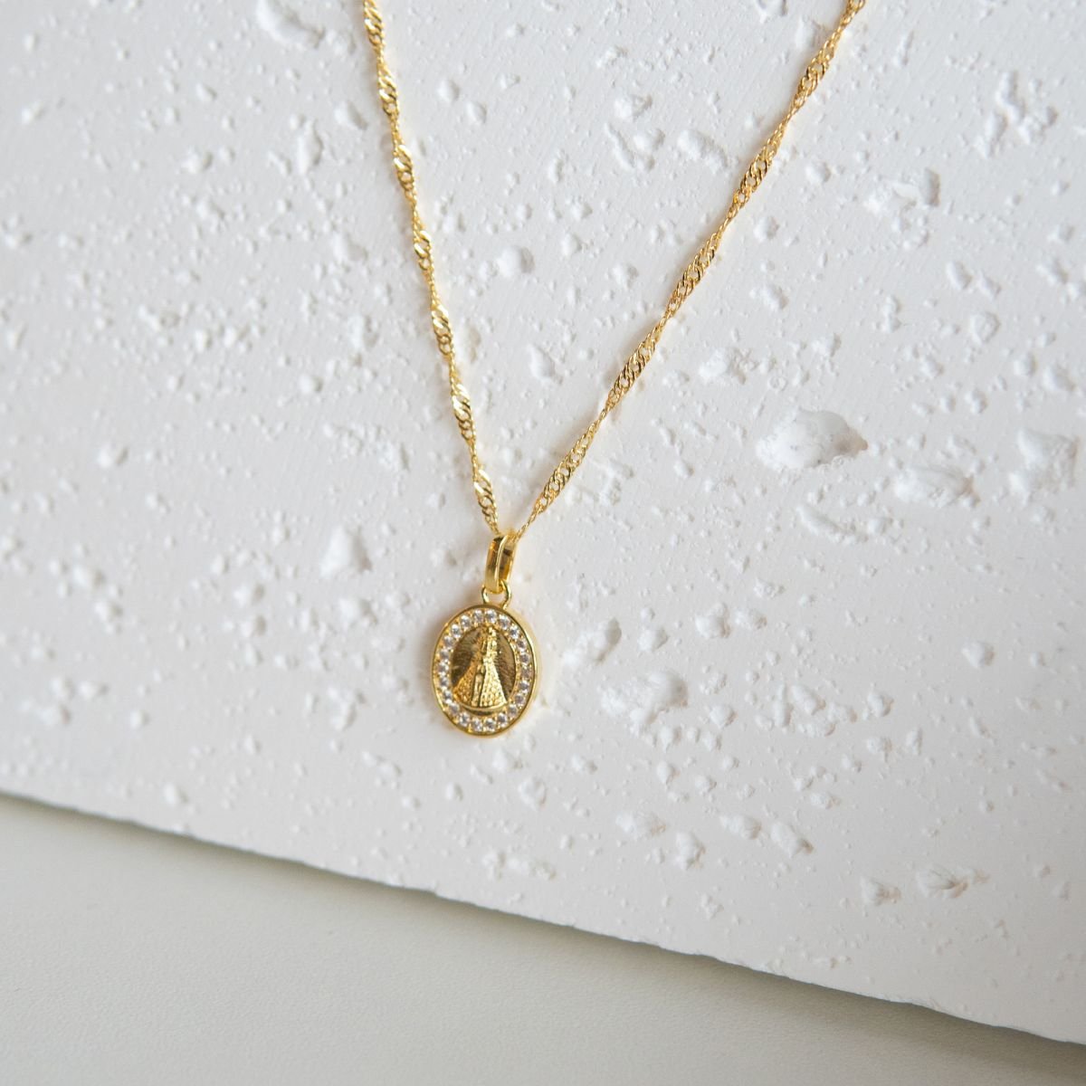 Colar de Nossa Senhora cravejado em zircônias brancas folheado a ouro 18k