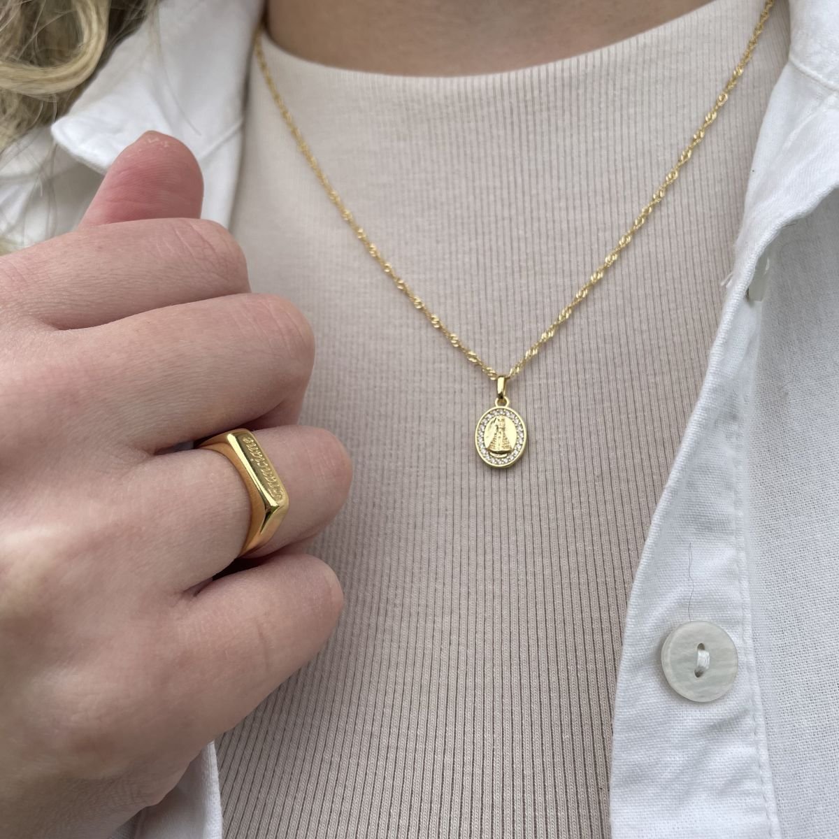 Colar de Nossa Senhora cravejado em zircônias brancas folheado a ouro 18k