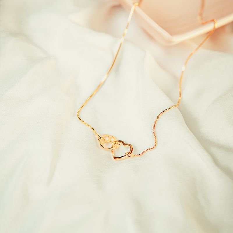 Colar de patinha e coração vazado folheado a ouro 18k