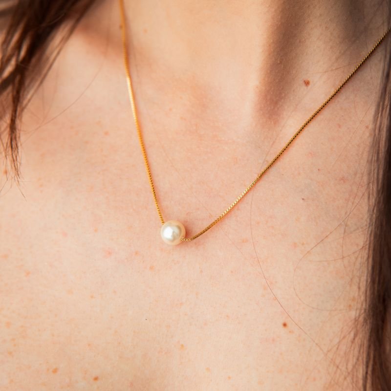 Colar de pérola passante folheada a ouro 18k