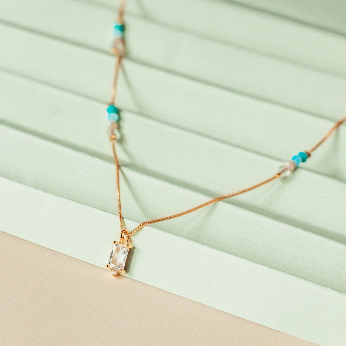 Colar de zircônia transparente com cristais coloridos folheado a ouro 18k