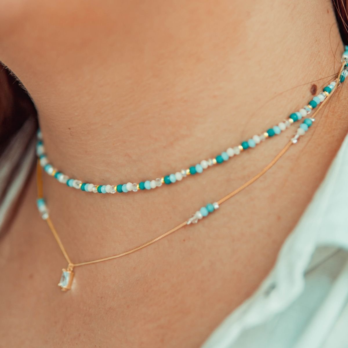 Colar de zircônia transparente com cristais coloridos folheado a ouro 18k