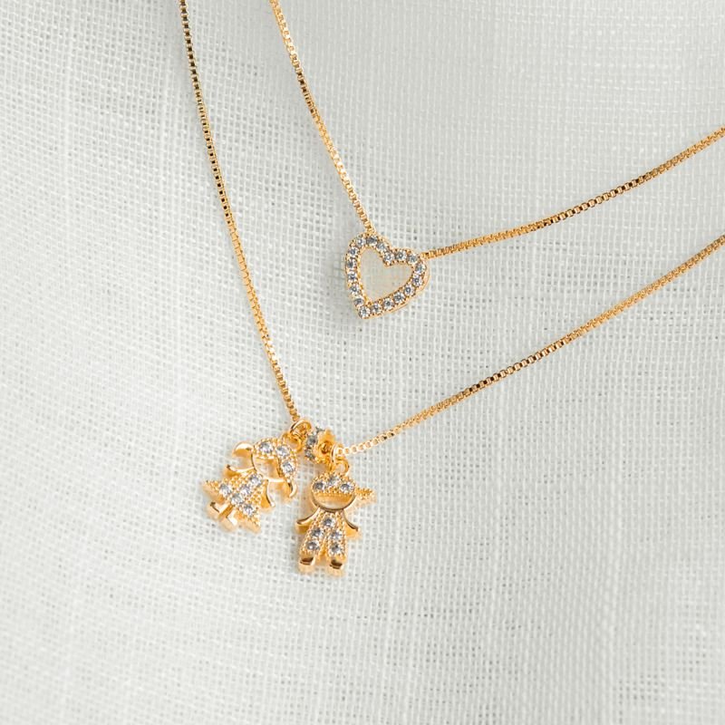 Colar duplo casal de filhos e coração cravejado vazado folheado a ouro 18k