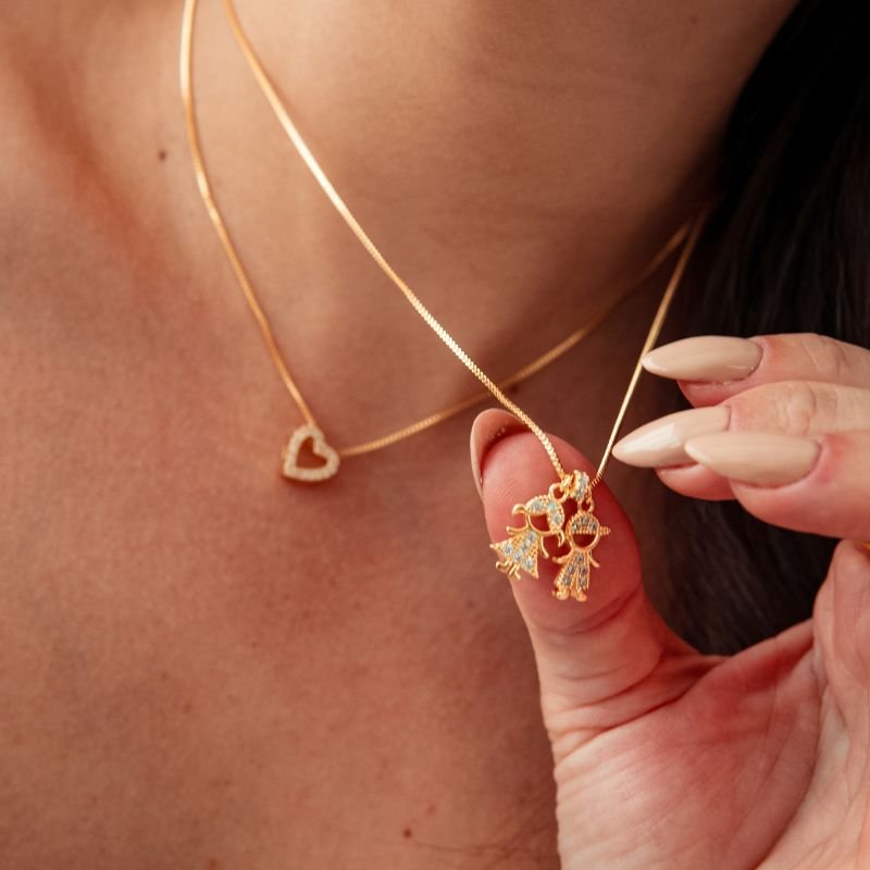 Colar duplo casal de filhos e coração cravejado vazado folheado a ouro 18k