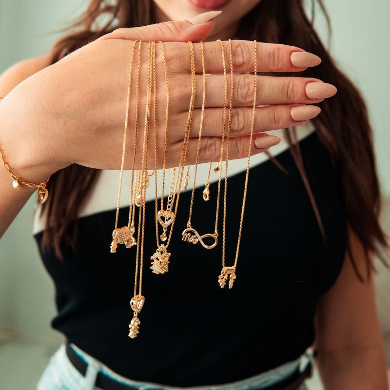 Colar duplo de dois meninos e coração vazado cravejado folheado a ouro 18k