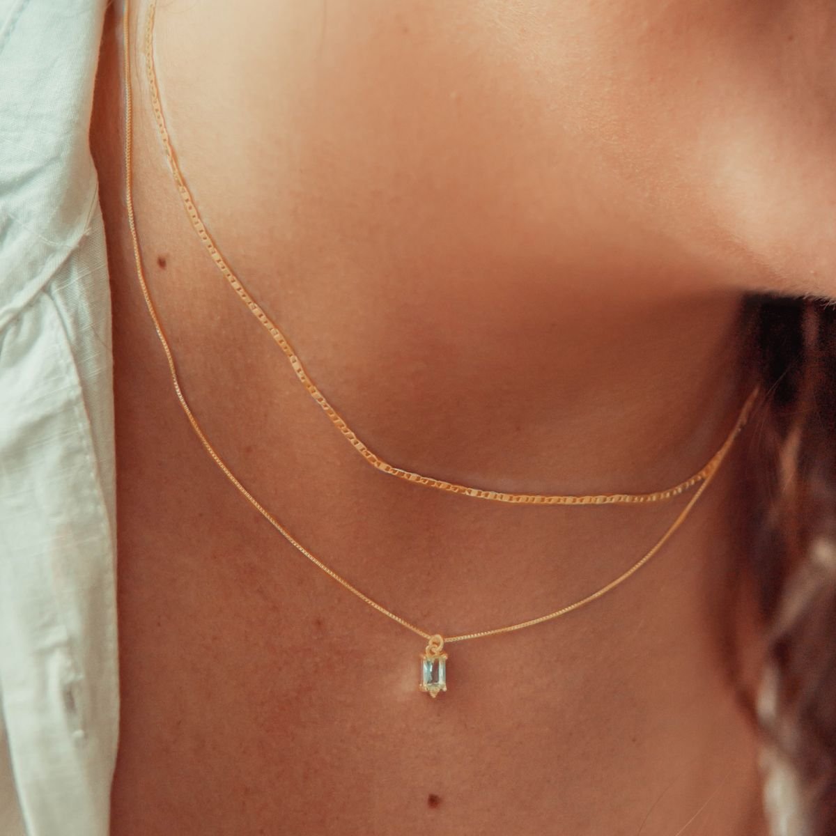 Colar duplo de ponto de luz em zircônia azul folheado a ouro 18k