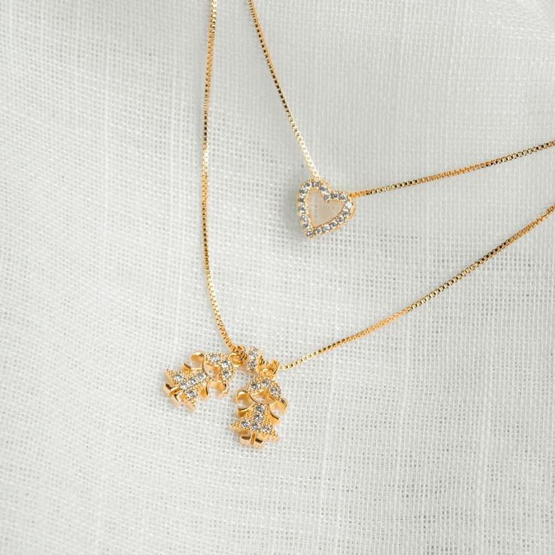 Colar duplo duas meninas e coração cravejado vazado folheado a ouro 18k