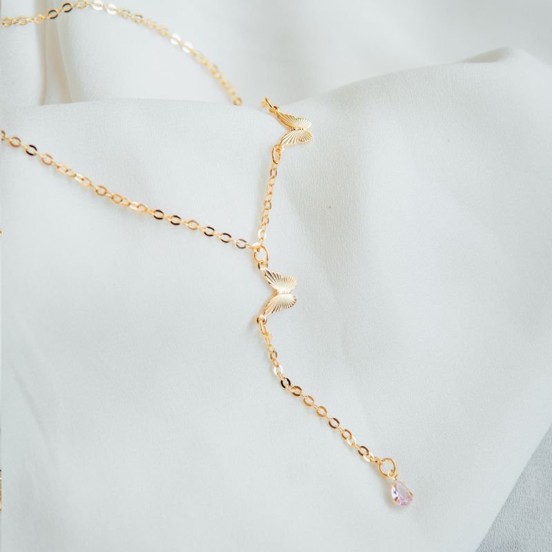 Colar gravatinha com borboletas folheada a ouro 18k