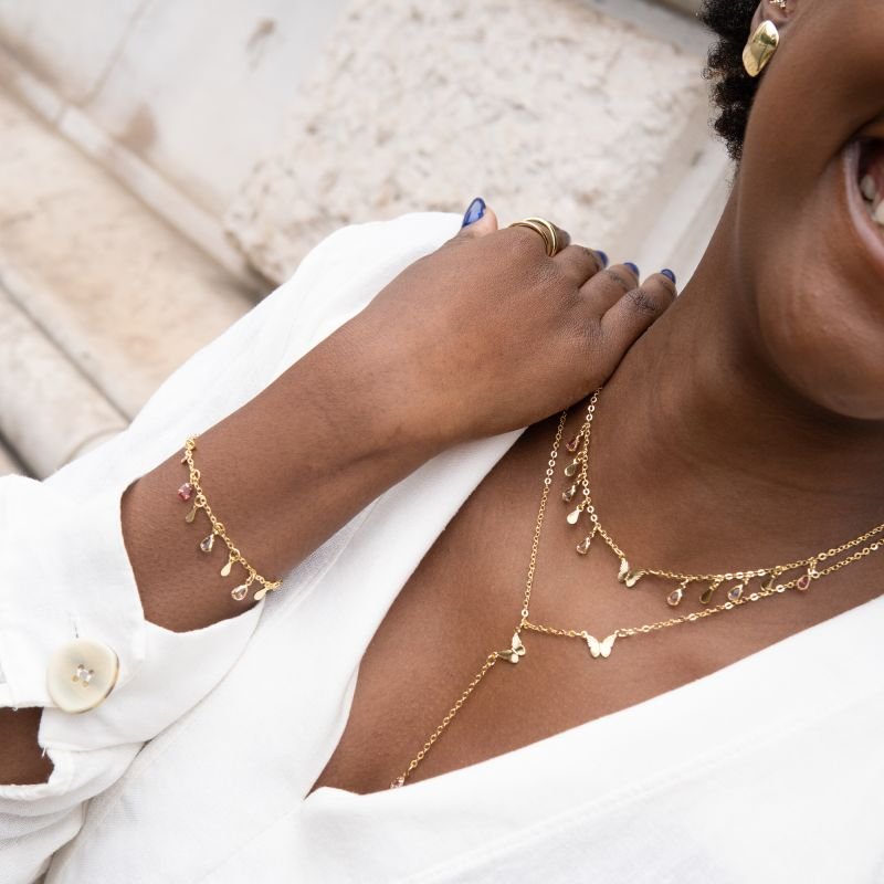 Colar gravatinha com borboletas folheada a ouro 18k