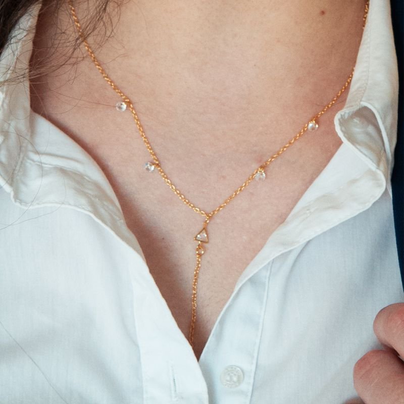 Colar gravatinha com triângulo e pontos de luz folheado a ouro 18k