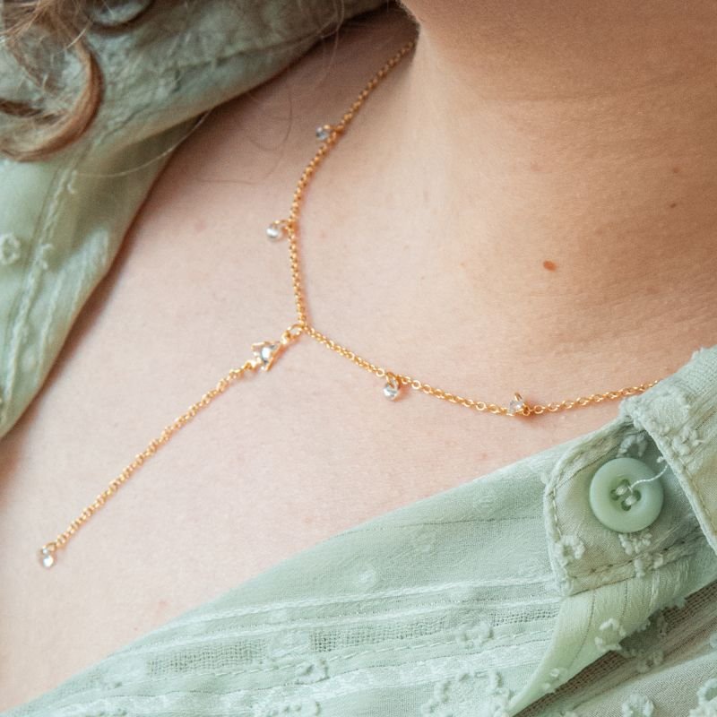 Colar gravatinha com triângulo e pontos de luz folheado a ouro 18k