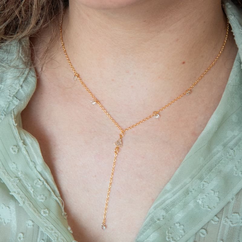 Colar gravatinha com triângulo e pontos de luz folheado a ouro 18k