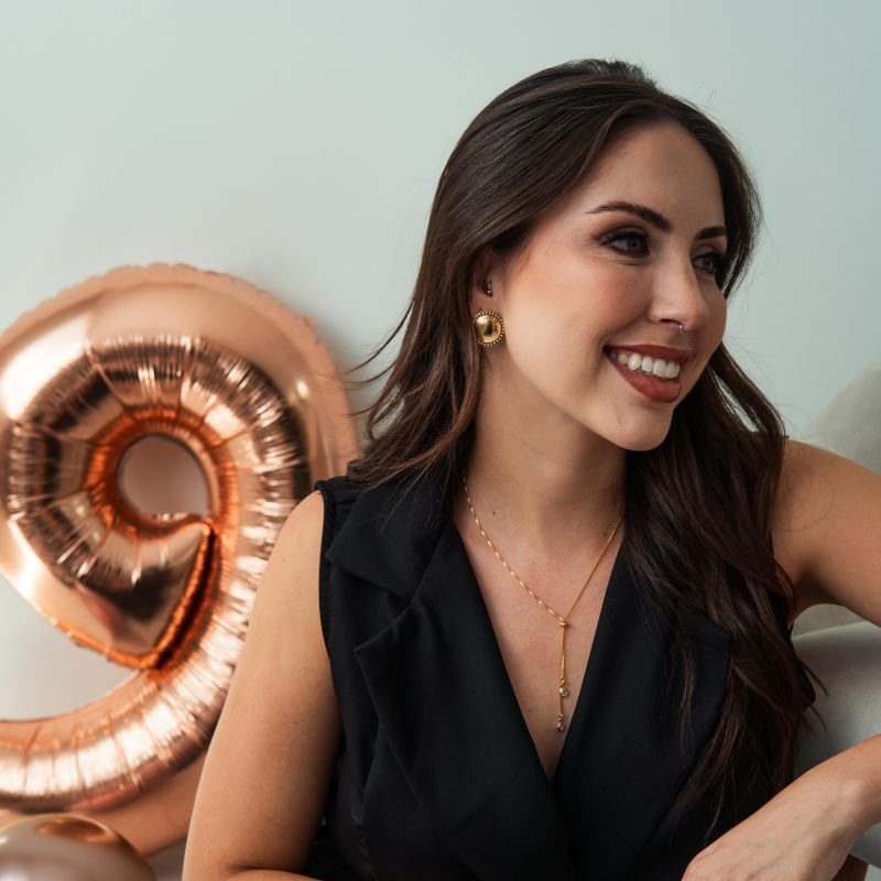 Colar gravatinha regulável com dois pontos de luz folheado a ouro 18k