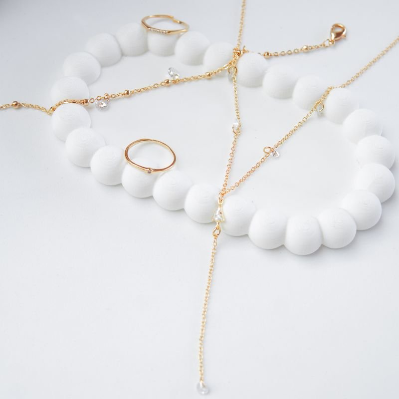 Colar gravatinha com triângulo e pontos de luz folheado a ouro 18k